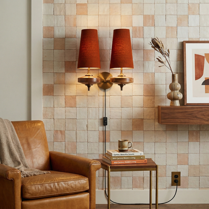 Wandlamp met stekker van walnoot en messing
