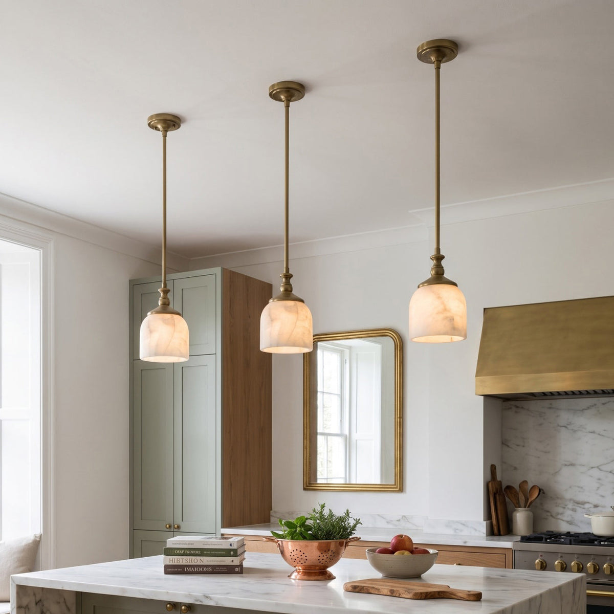 Hanglamp met albasten belvormige kap