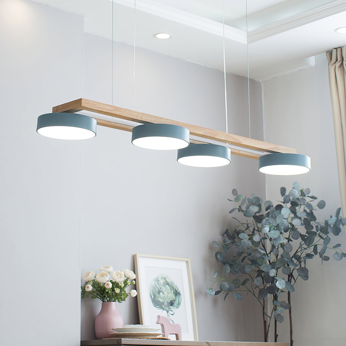 Lineaire houten kroonluchter met vogelmotief