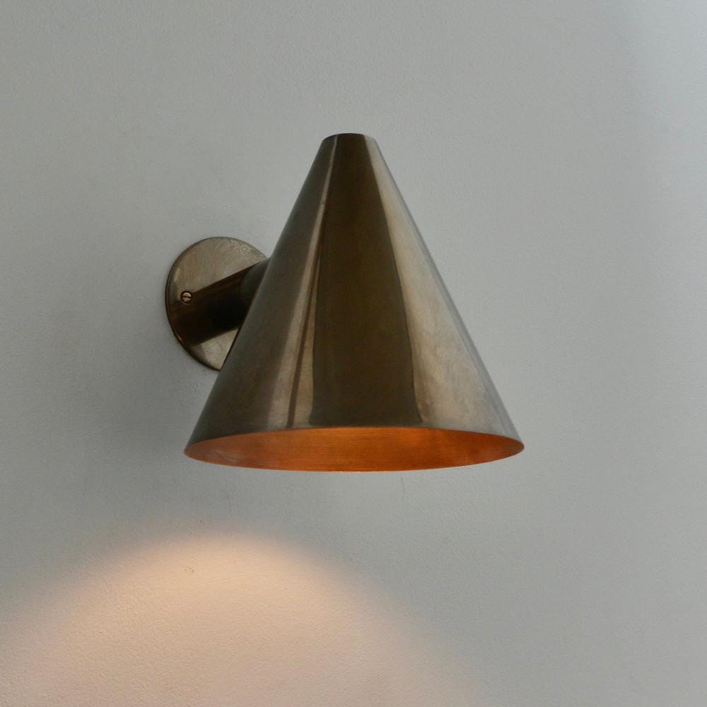 Coniva minimalistische wandlamp met messingkleurige kegel