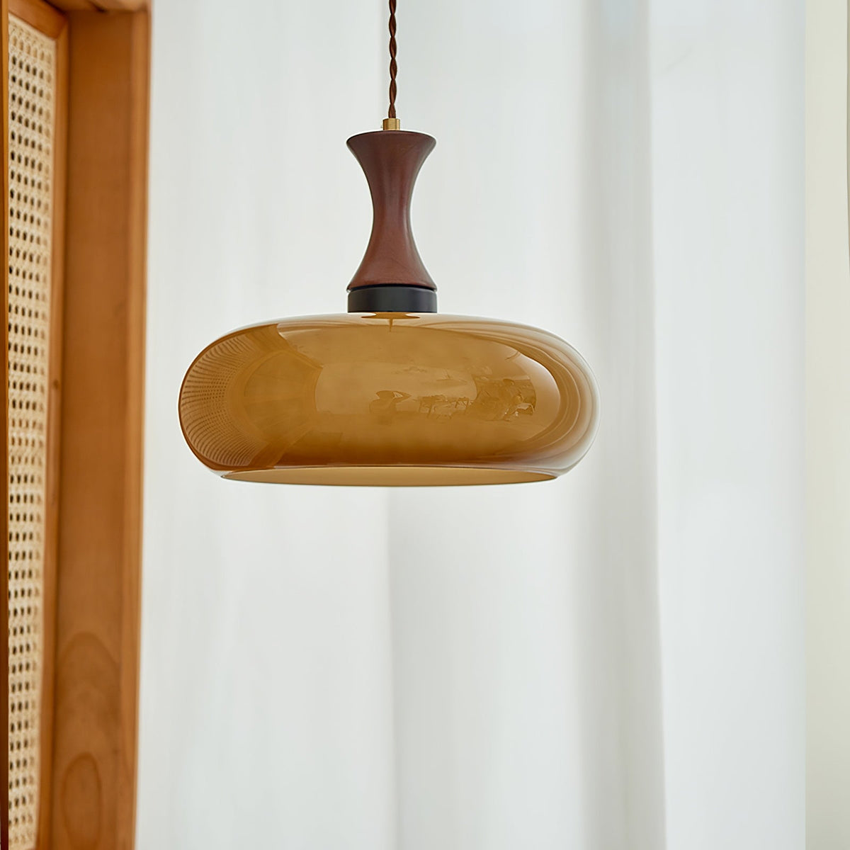 Amberkleurige glazen hanglamp met stekker