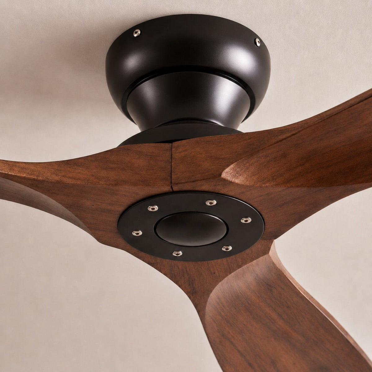 Houten plafondventilator met drie bladen
