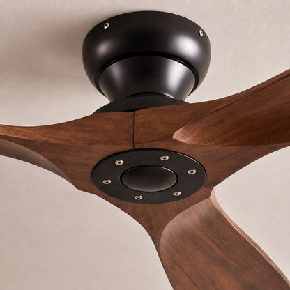Houten plafondventilator met drie bladen