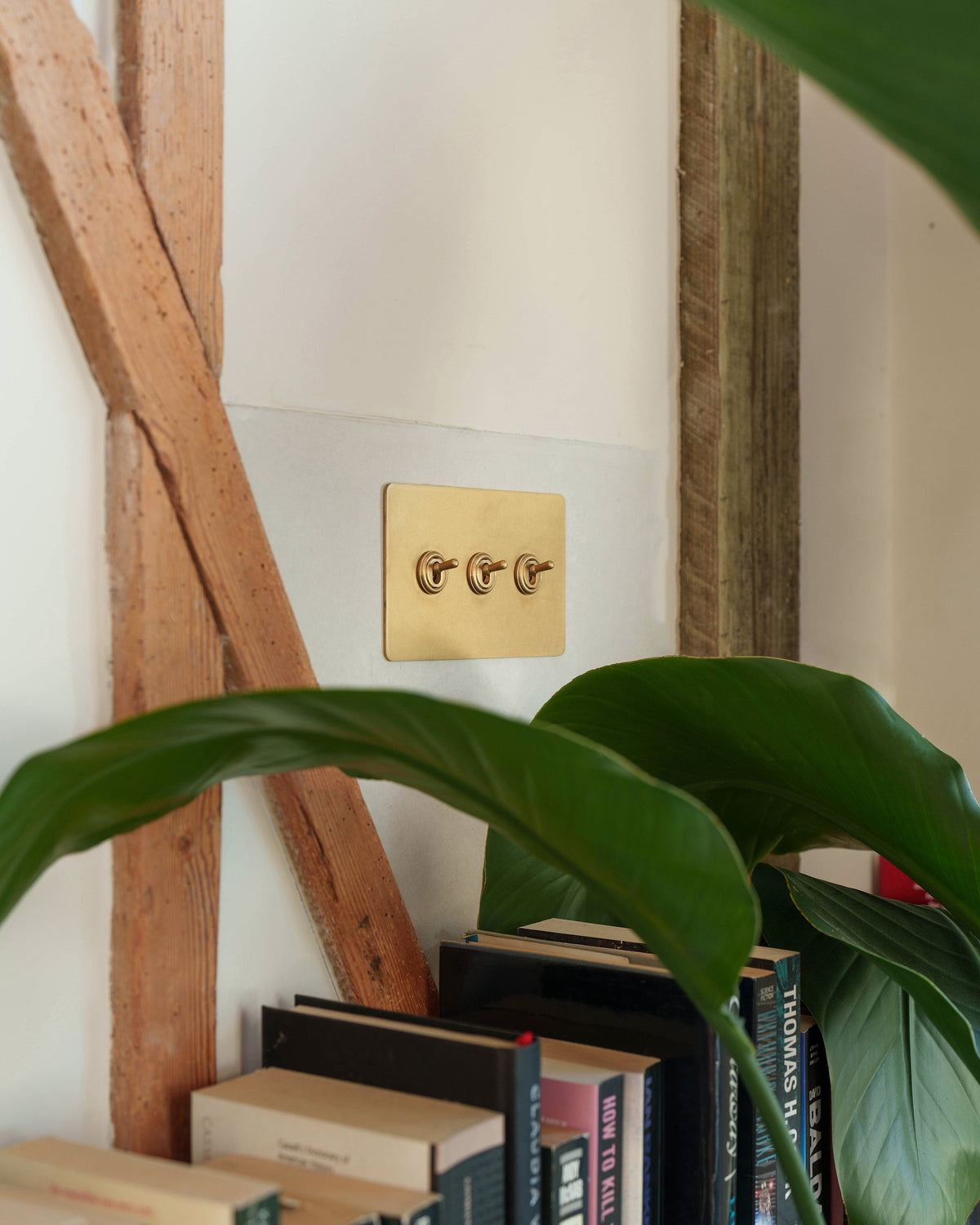 Sennaro minimalistische messing-tuimelschakelaar met 3 schakelaars
