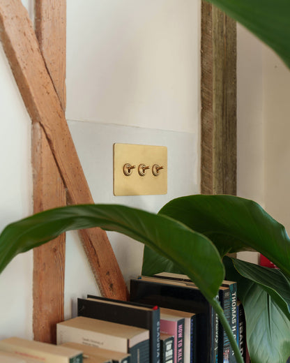 Sennaro minimalistische messing-tuimelschakelaar met 3 schakelaars