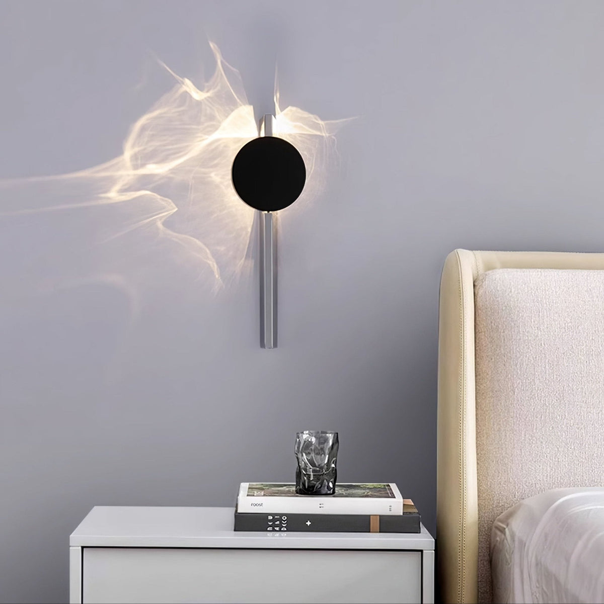 Sculpturale wandlamp met spiegelende schijf