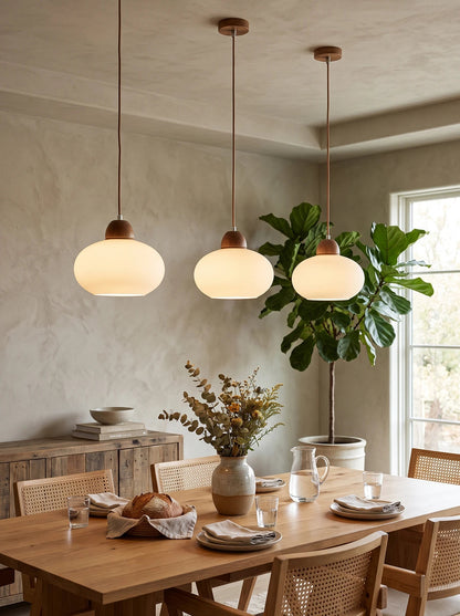 Hanglamp van melkglas en hout