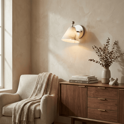 Alabasterkleurige wandlamp in kegelvorm