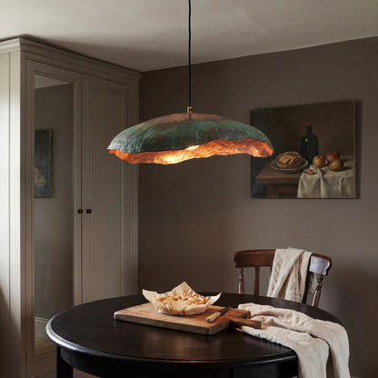 Golvende koperen hanglamp in schijfvorm