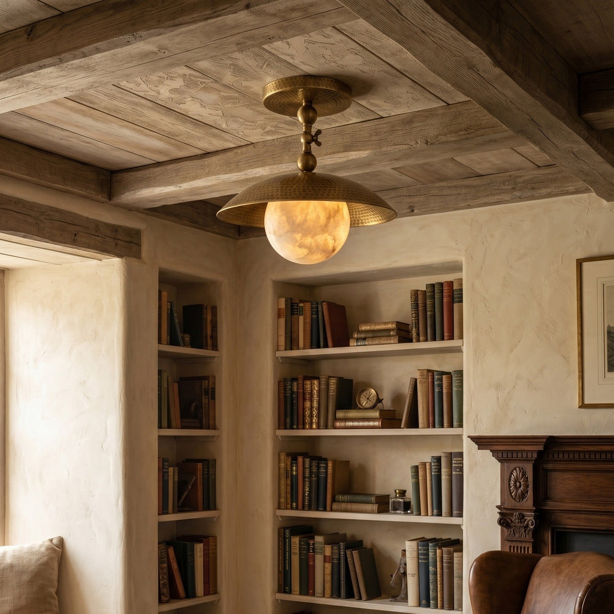 Platte plafondlamp met gehamerde koepel