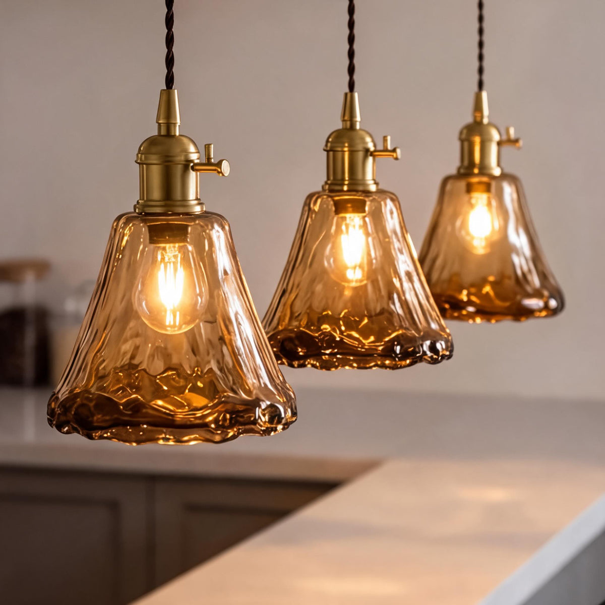 Vintage messingkleurige hanglamp met amberkleurig glas