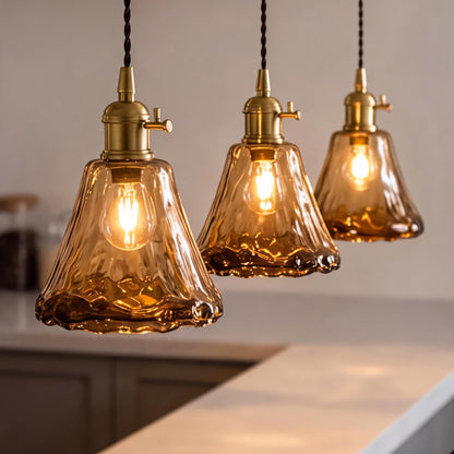 Vintage messingkleurige hanglamp met amberkleurig glas
