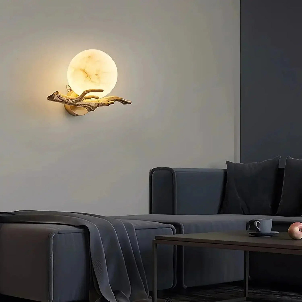 Wandlamp van albast met messingkleurige arm
