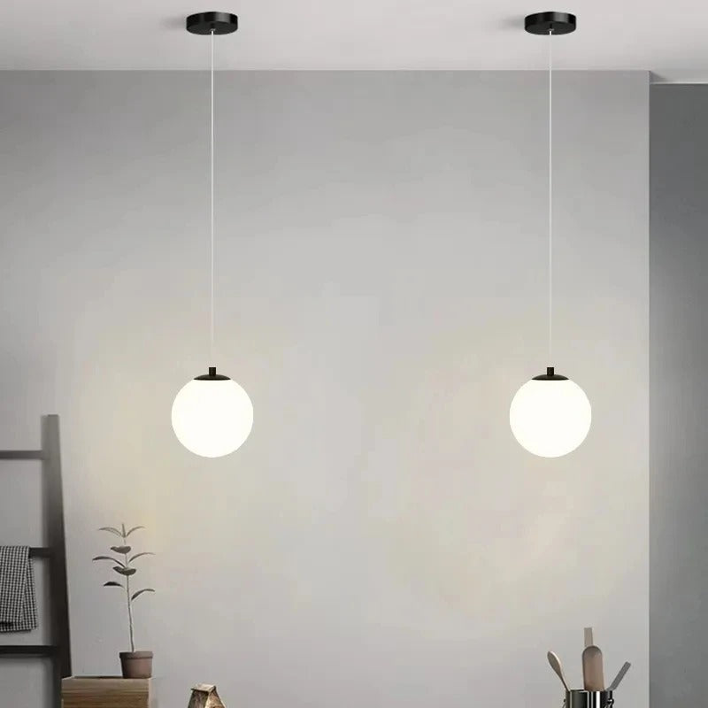 Solvara Nordic hanglamp met opalen glazen bol