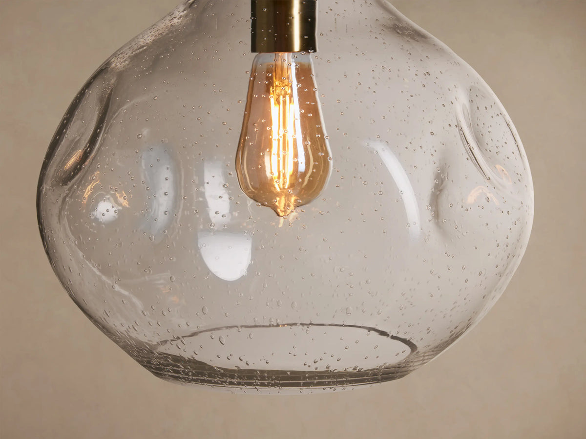 Hanglamp met bolvormige glazen kap met luchtbelletjes