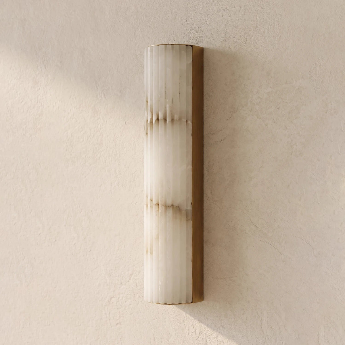 Minimalistische gegroefde albasten wandlamp Rivenna