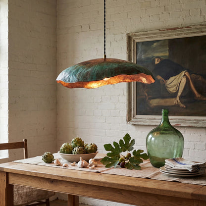 Golvende koperen hanglamp in schijfvorm