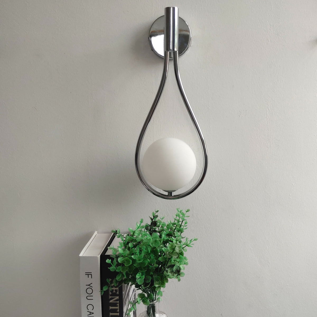 Orvenna Globe-wandlamp van ijzer in druppelvorm