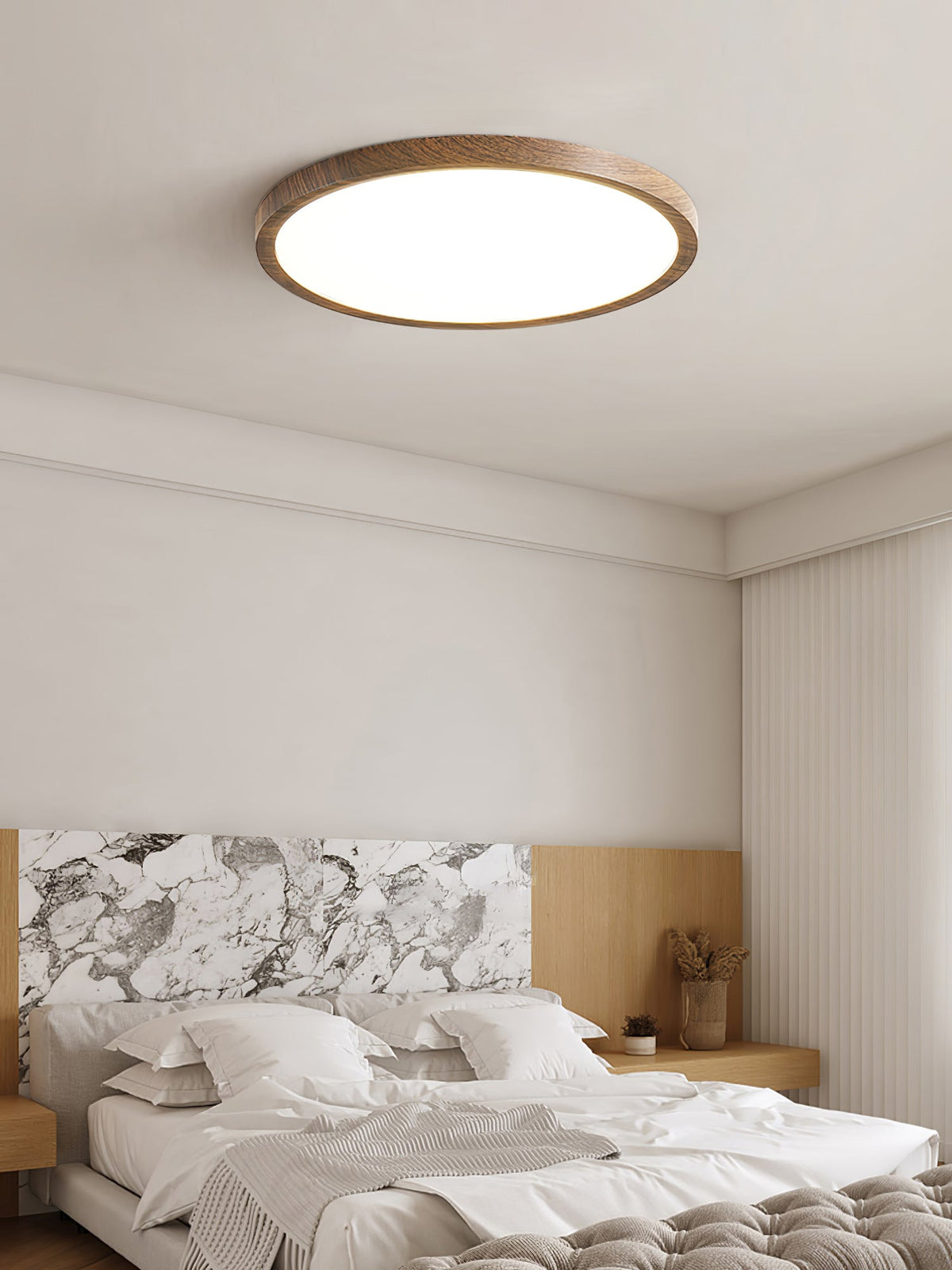 Slanke plafondlamp van walnoot met vlakke montage