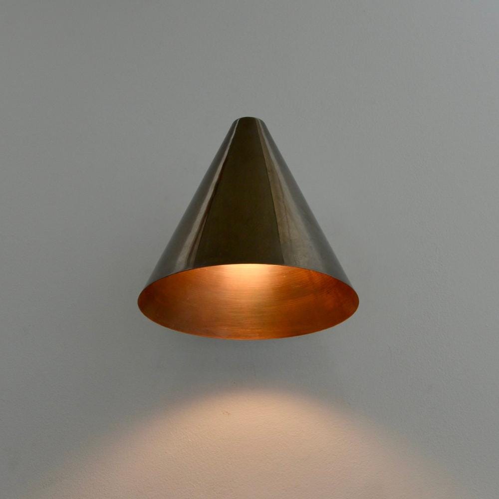 Coniva minimalistische wandlamp met messingkleurige kegel