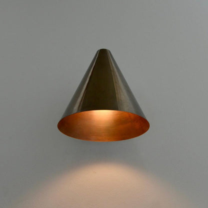 Coniva minimalistische wandlamp met messingkleurige kegel