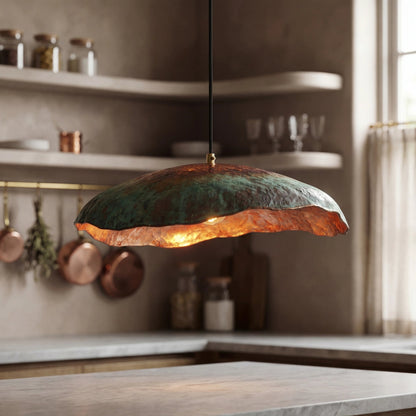 Golvende koperen hanglamp in schijfvorm