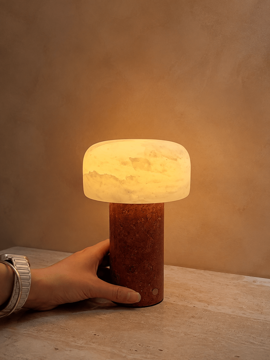 Brenvale wabi-sabi-tafellamp van travertijn