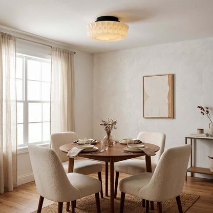 Plafondlamp van melkglas met geschulpte rand