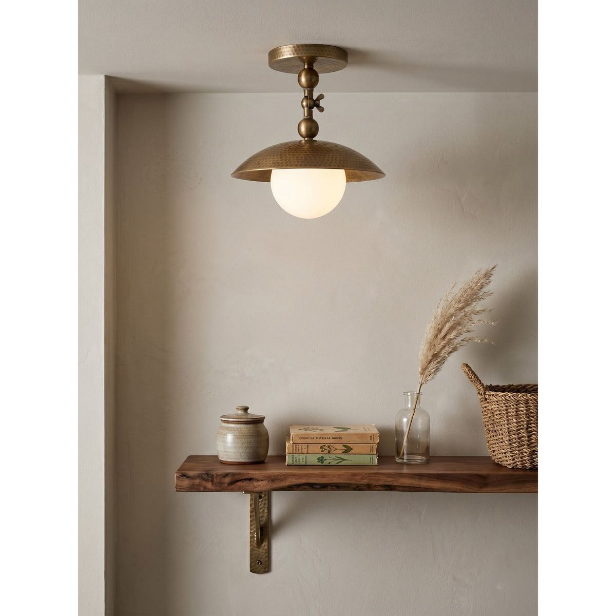 Platte plafondlamp met gehamerde koepel