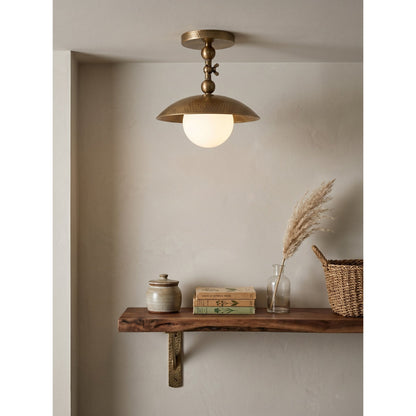 Platte plafondlamp met gehamerde koepel