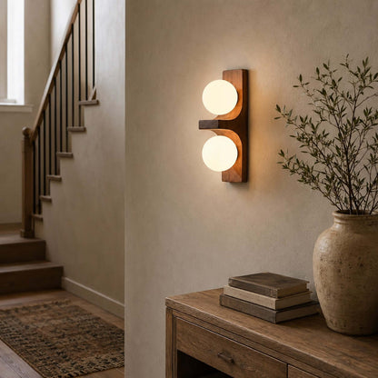 Dubbele wandlamp van hout met globes