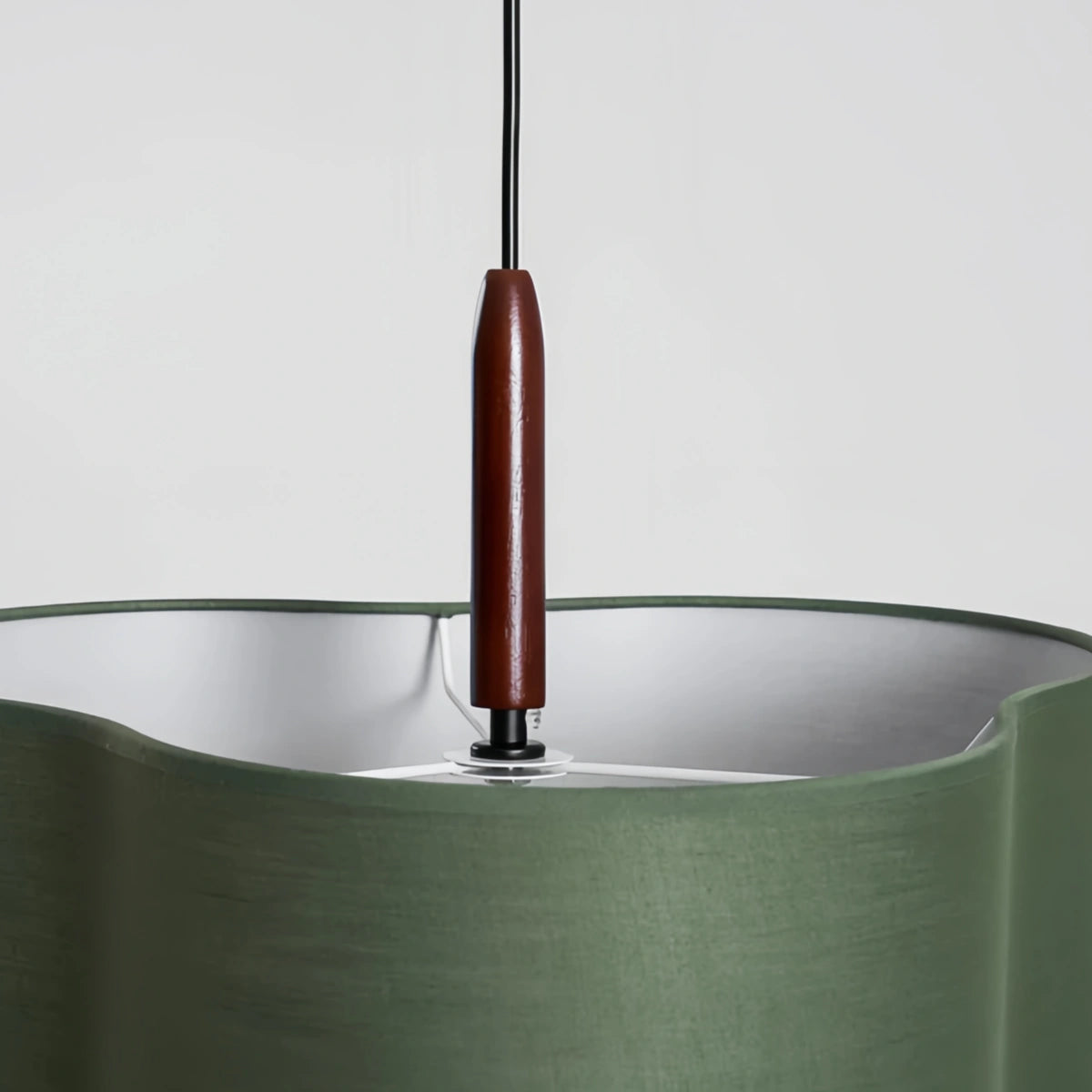 Gelaagde stoffen hanglamp van walnootkleurig hout