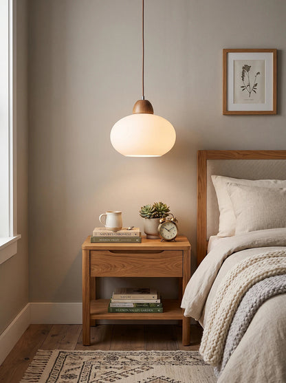 Hanglamp van melkglas en hout