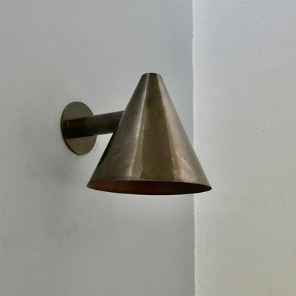 Coniva minimalistische wandlamp met messingkleurige kegel