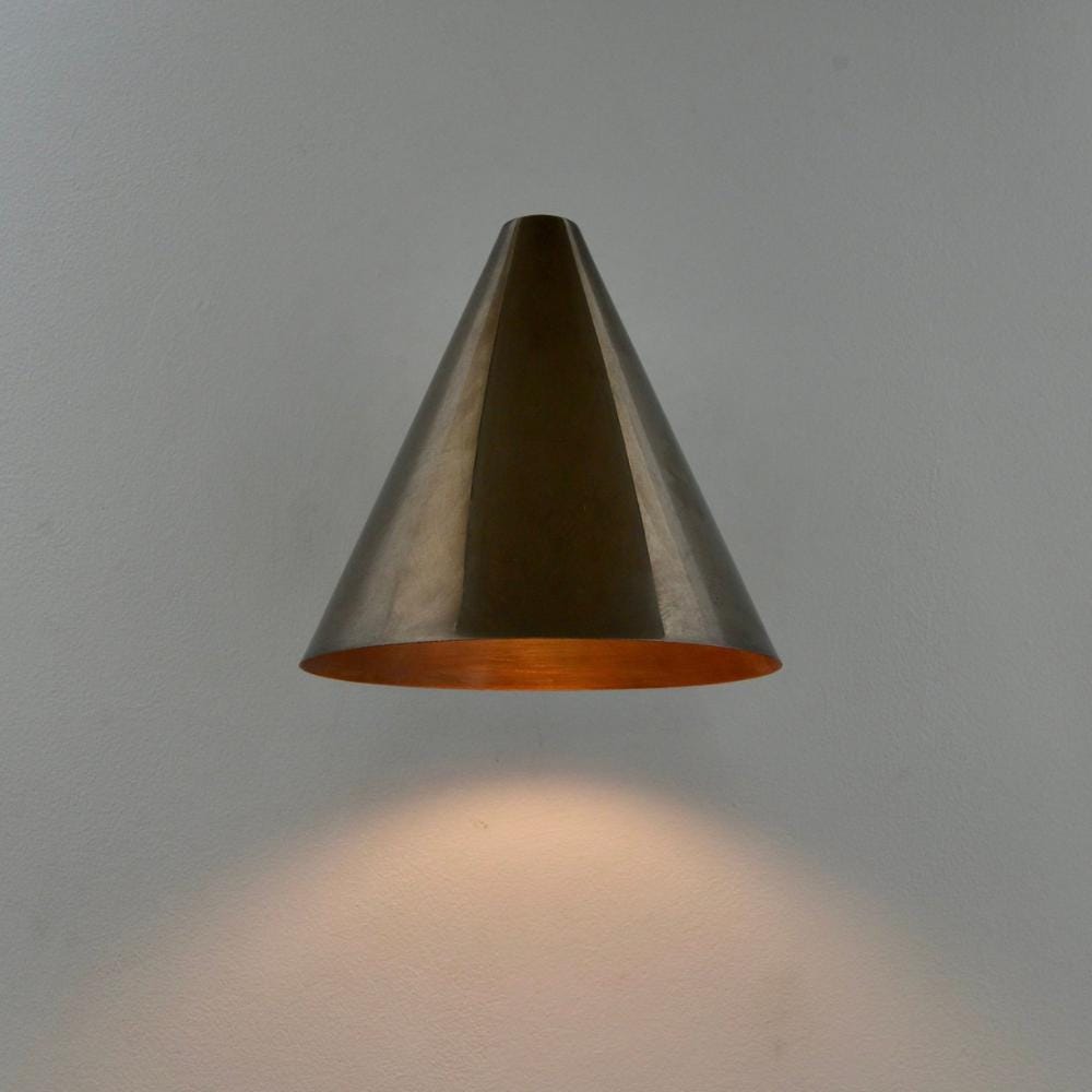 Coniva minimalistische wandlamp met messingkleurige kegel