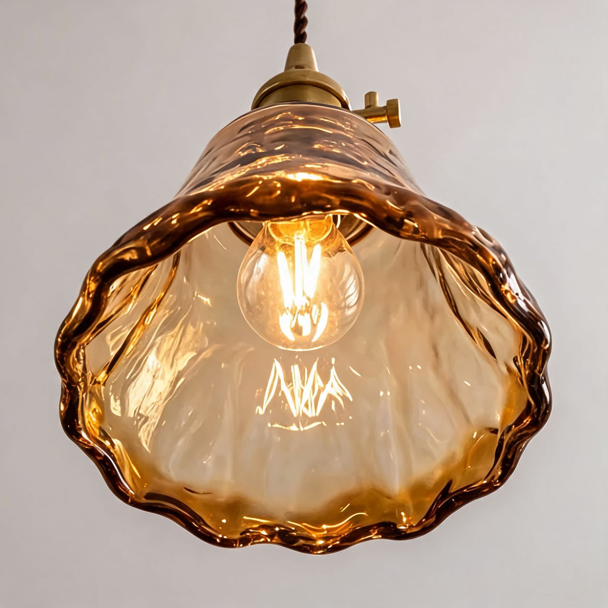 Vintage messingkleurige hanglamp met amberkleurig glas