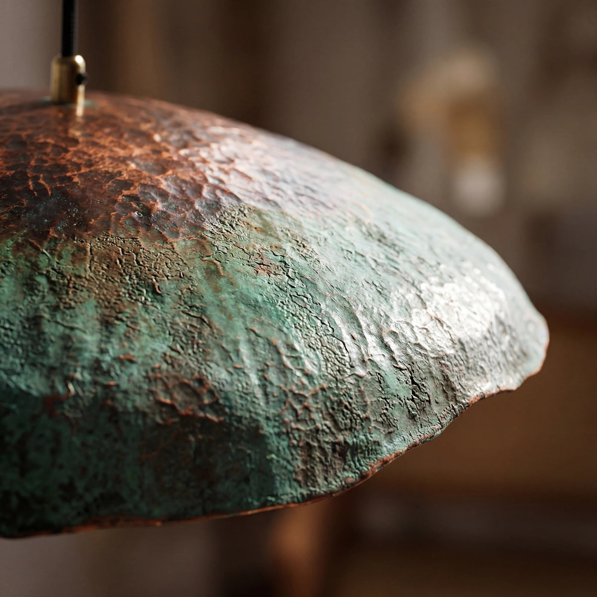 Golvende koperen hanglamp in schijfvorm