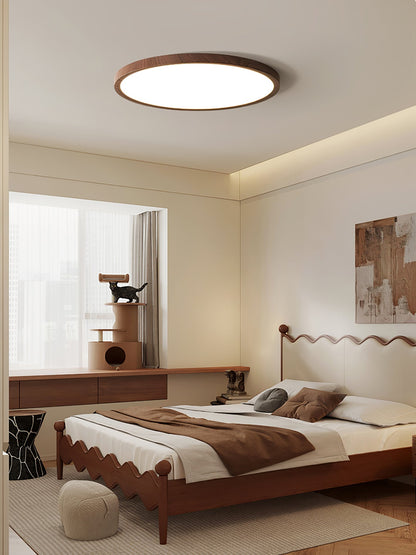 Slanke plafondlamp van walnoot met vlakke montage