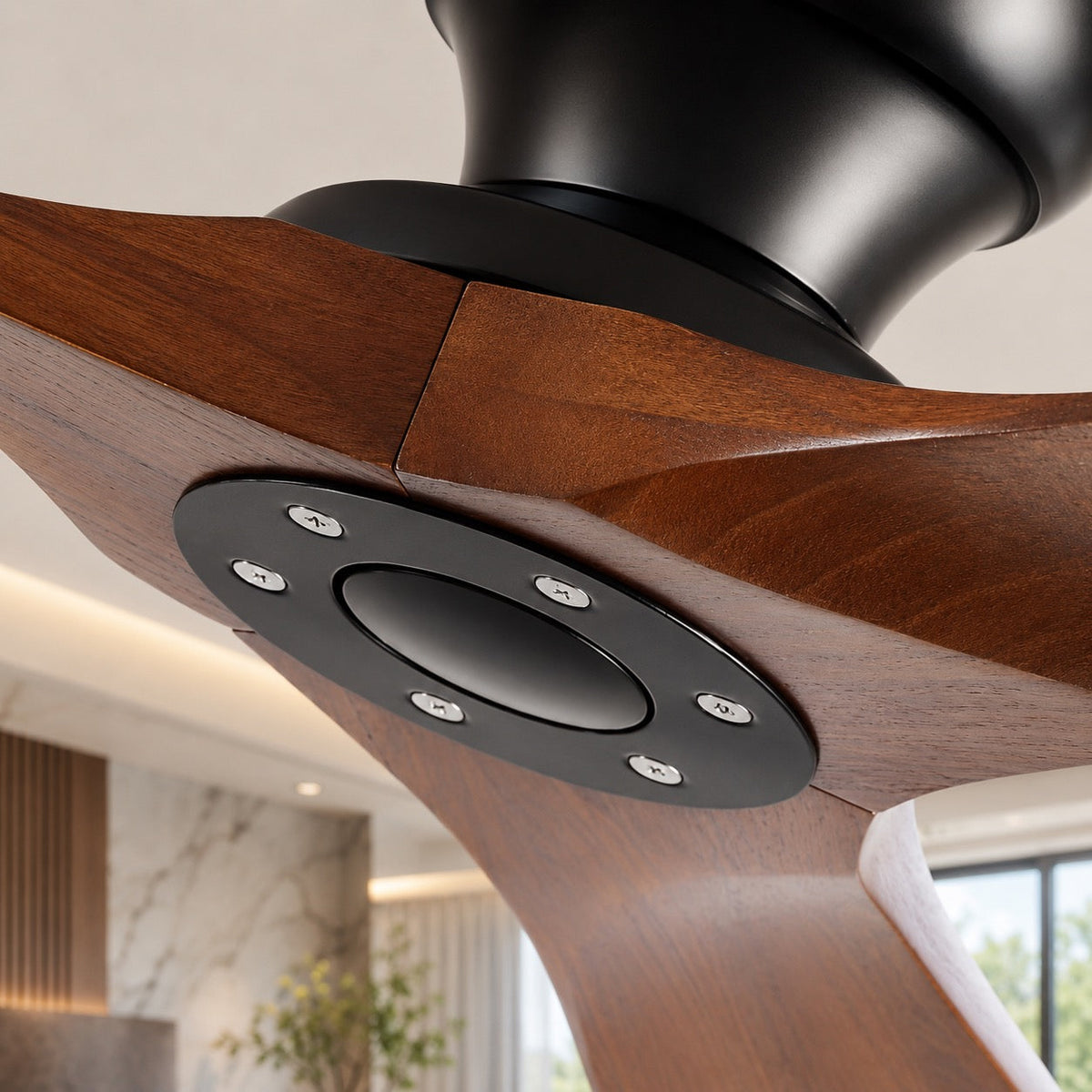 Houten plafondventilator met drie bladen