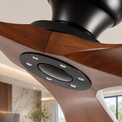 Houten plafondventilator met drie bladen