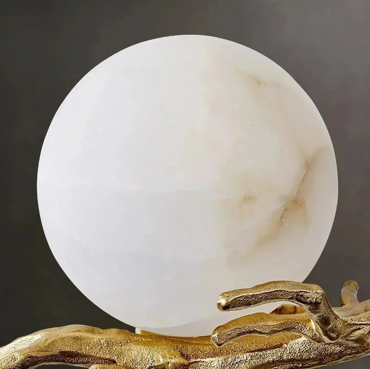 Wandlamp van albast met messingkleurige arm