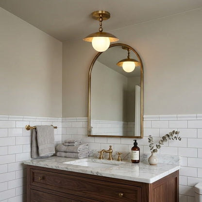 Messingkleurige half-inbouwplafondlamp met koepelshade