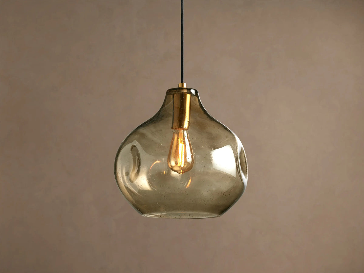 Hanglamp met bolvormige glazen kap met luchtbelletjes