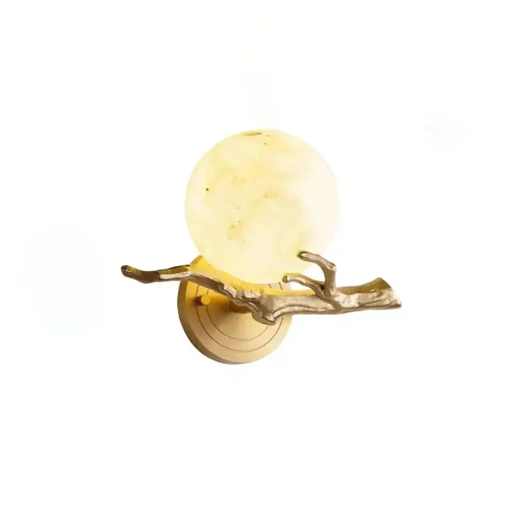 Wandlamp van albast met messingkleurige arm