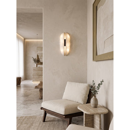 Sculpturale wandlamp van albast
