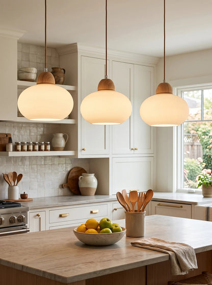 Hanglamp van melkglas en hout
