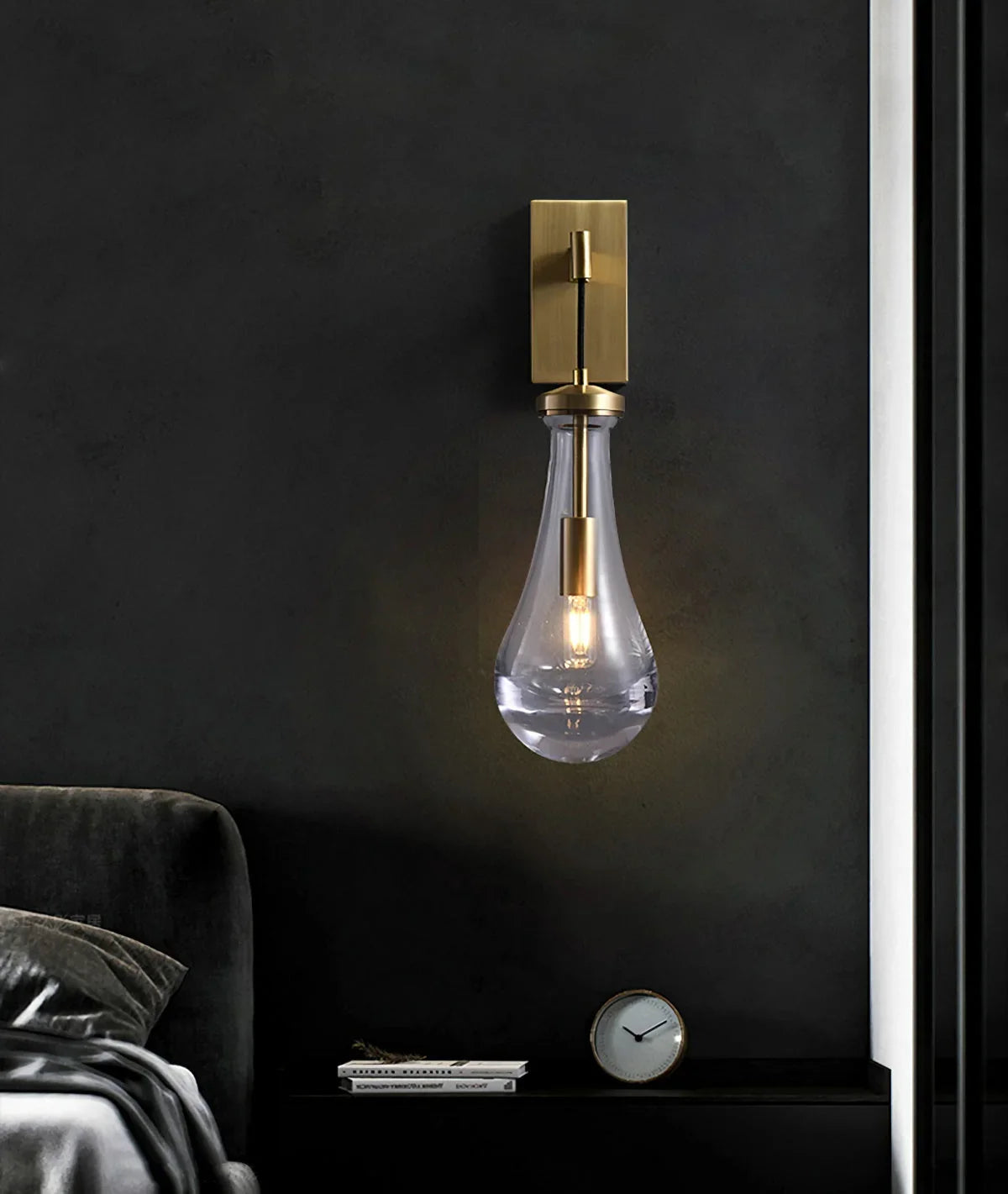 Wandlamp van traanvormig glas