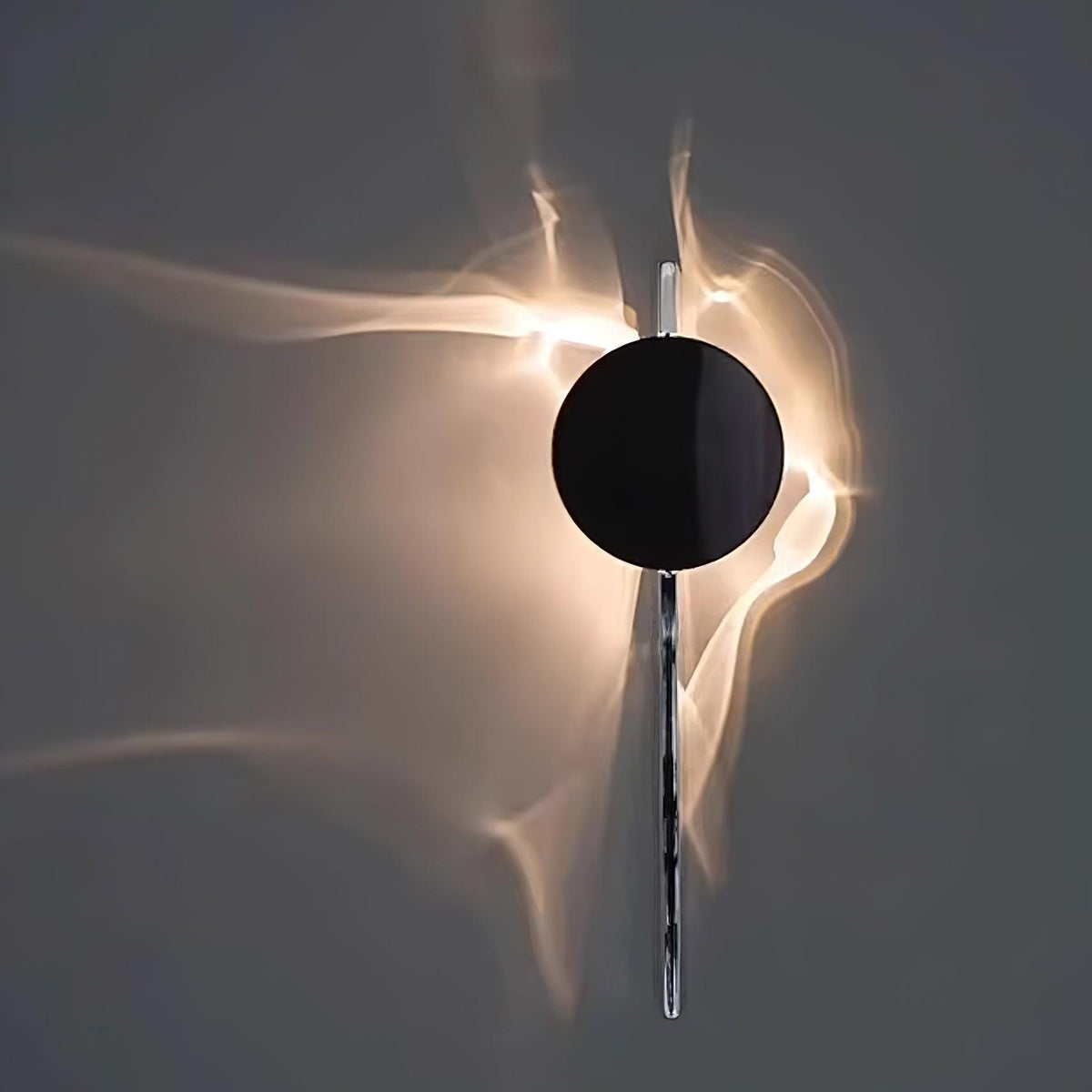 Sculpturale wandlamp met spiegelende schijf