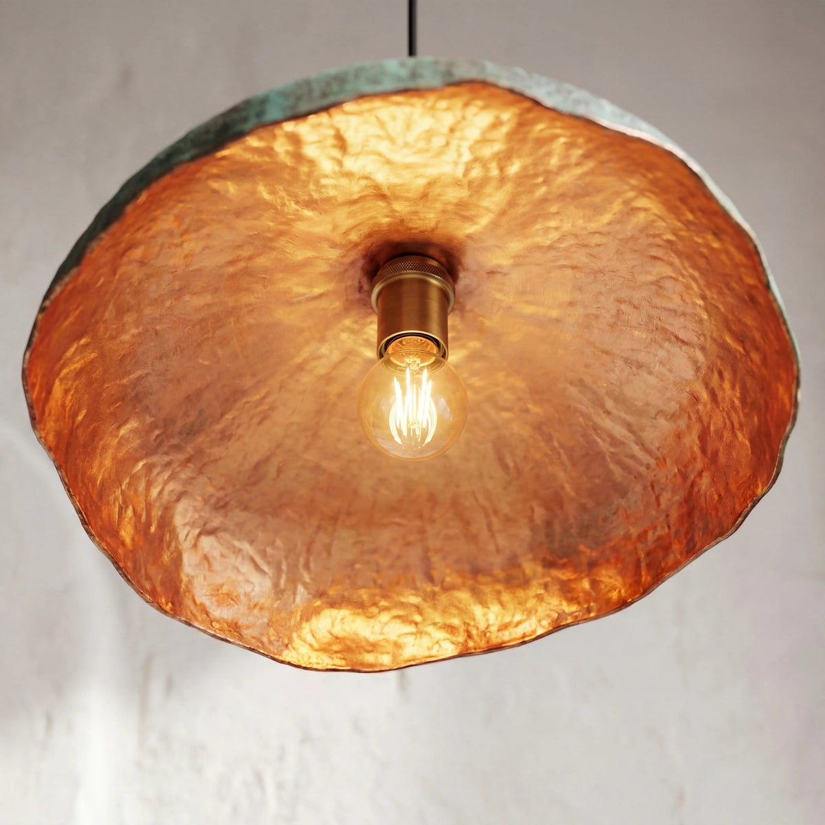 Golvende koperen hanglamp in schijfvorm