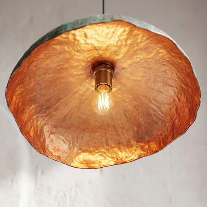 Golvende koperen hanglamp in schijfvorm